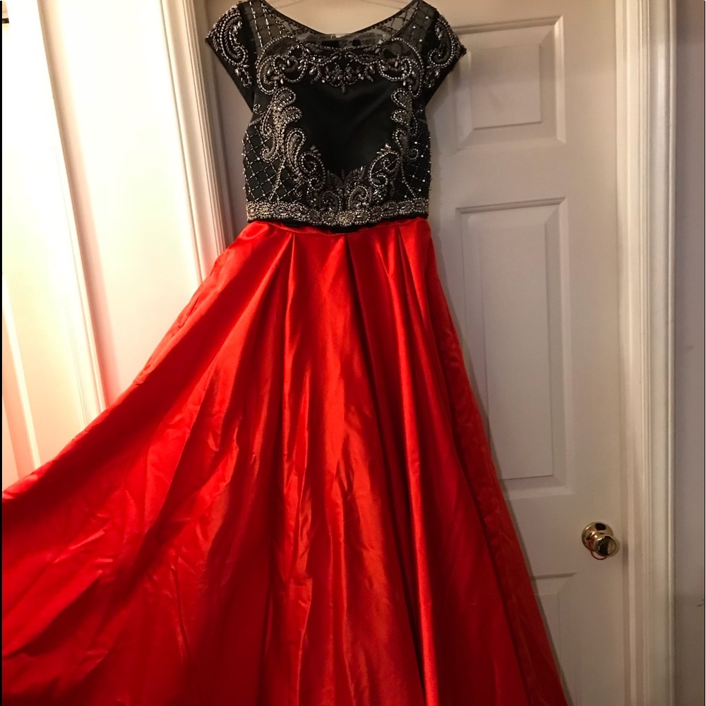 Black and Red Sparkly Prom Dress